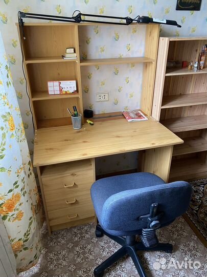 Рабочий стол для школьника со стеллажом, стулом