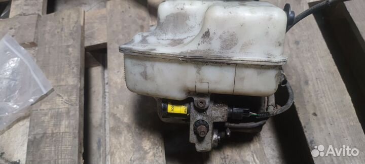 Насос гидравлический активной подвески Lexus Lx570