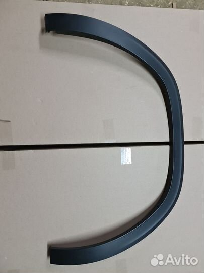 В наличии Накладка заднего левого крыла