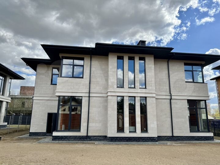 Дом 421,7 м² на участке 10 сот.