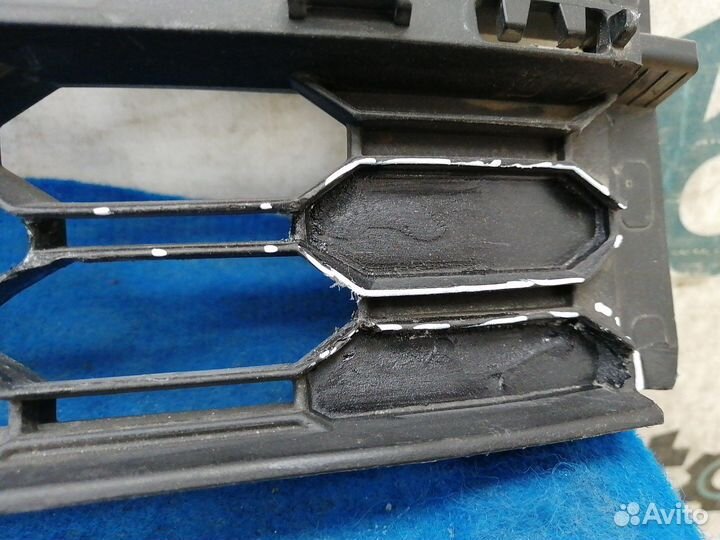 Решетка переднего бампера - центральная 5E0 853