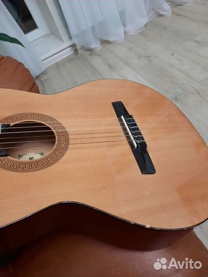 Гитара hohner с чехлом и подставкой под ногу