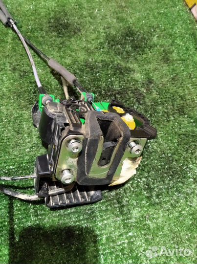 Замок двери задний левый Hyundai Solaris 1