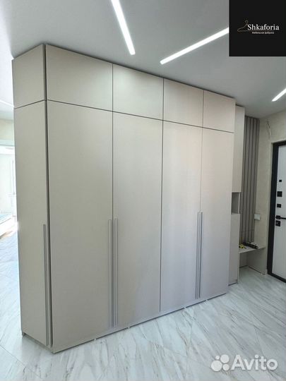 Шкаф распашной с полками