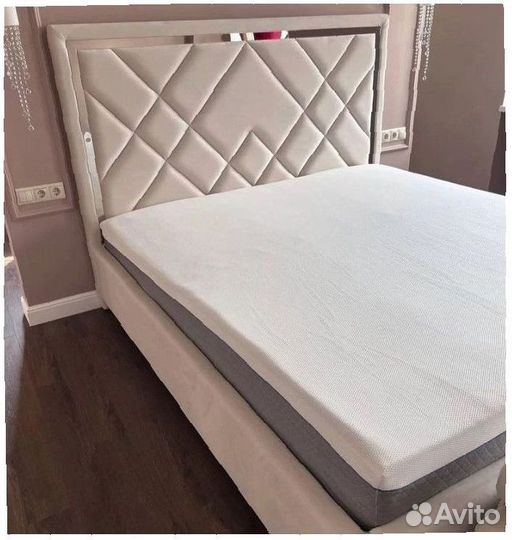 Двуспальная кровать с мягким изголовьем