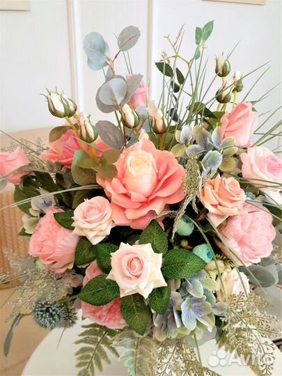 Интерьерная композиция из искусственных цветов