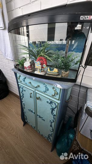 Аквариум с украшениями и тумбой