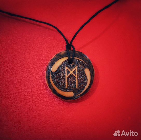 Кулон руна Манназ (пирография)