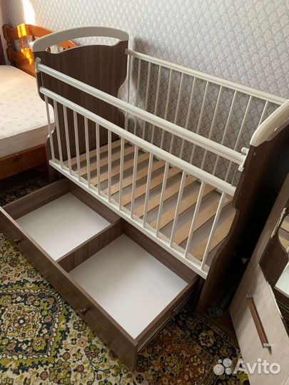 Детская кроватка с поперечным маятником