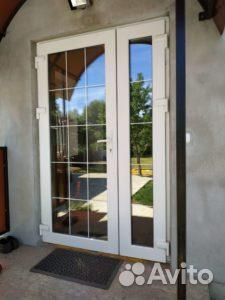 Пластиковая дверь со стеклом