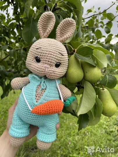 Вязаная игрушка ручной работы. Вязаный зайка