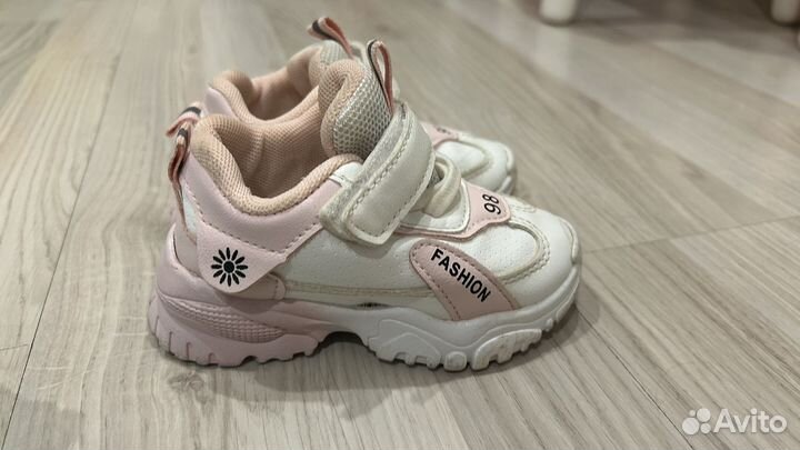 Кроссовки для девочки