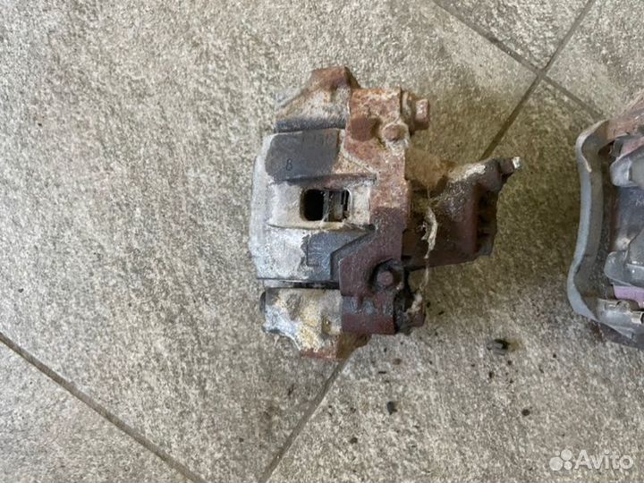 Суппорт задний Toyota Land Cruiser 200 4.7 2UZ-FE