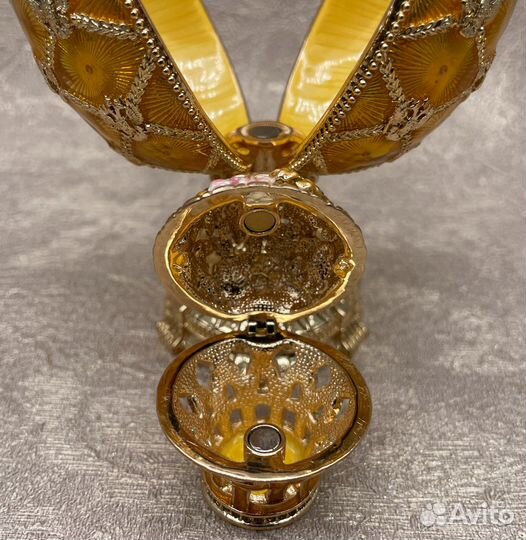 Яйцо Фаберже с корзиной цветов, золотое