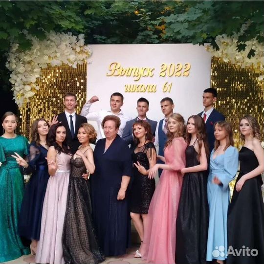 Фотозона с цветами на Выпускной 2023 Выпускник