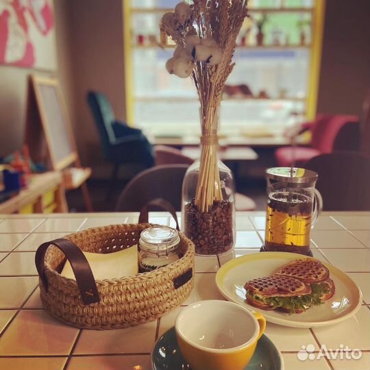 Вязаная корзина для хранения / поднос из джута