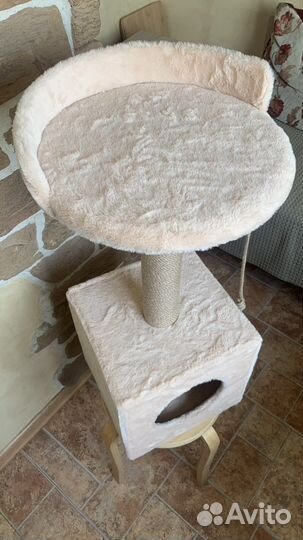 Когтеточка с домиком для кошек