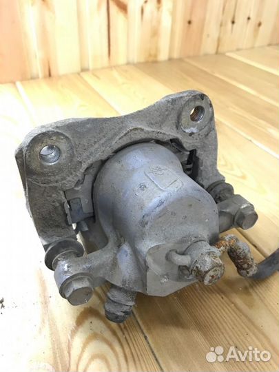 Суппорт задний левый Toyota Rav4 XA30