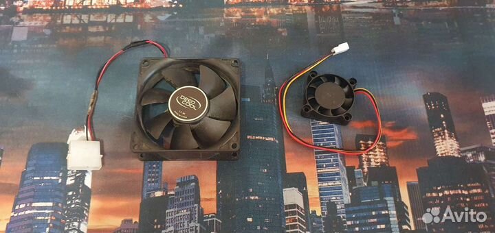 Компьютерные кабели и мышь