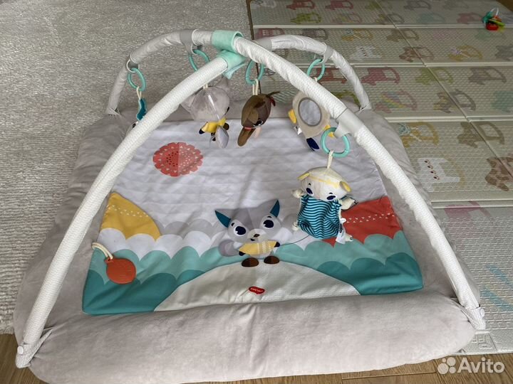 Развивающий коврик tiny love и игрушки пакетом