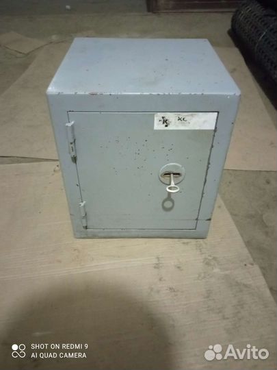 Сейф, металлические стеллажи