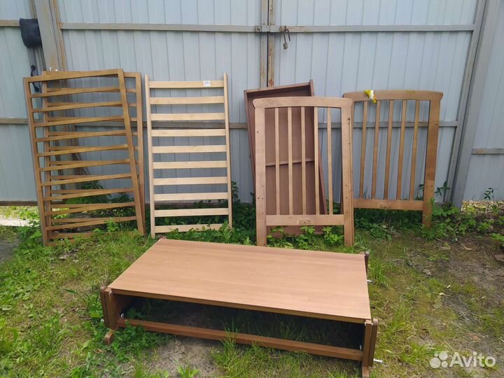 Кроватка детская с маятником и ящиком