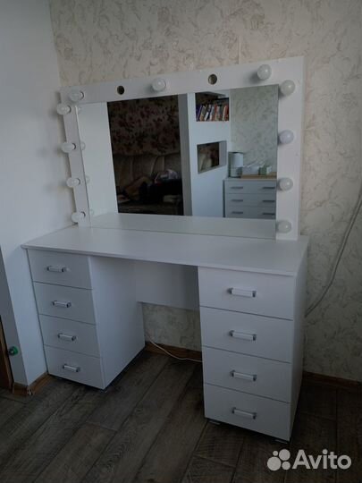 Гримерный стол с зеркалом и подсветкой