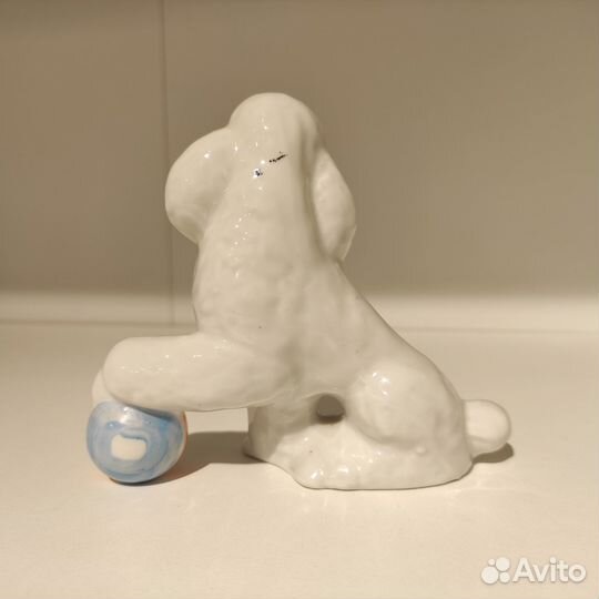 Красивая фарфоровая статуэтка «Пудель с мячиком»