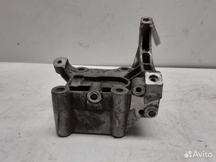 Кронштейн кондиционера audi A4 B8 2007-2015