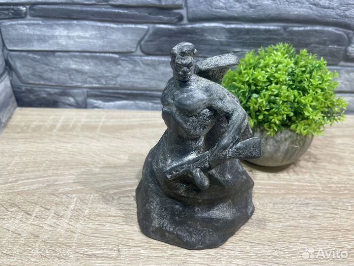 М.20426 Статуэтка Ни шагу назад