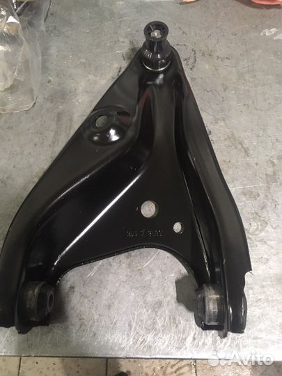 Рычаг левый Лада Ларгус