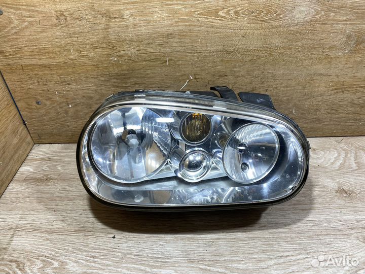 Фара передняя правая Volkswagen Golf 4 142262