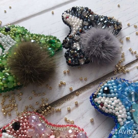 Брошь ручной работы из бисера и страз