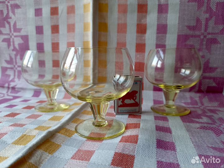 Цветное стекло: рюмки, варенница, салатник, цветы