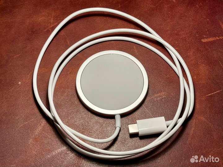 Беспроводное зарядное устройство Apple MagSafe
