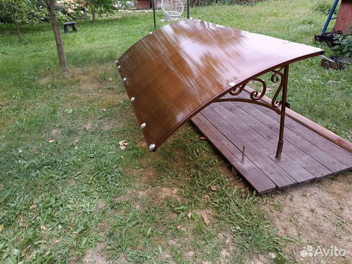 Козырек над крыльцом