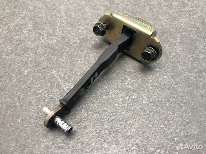 Ограничитель двери задний правый Mitsubishi