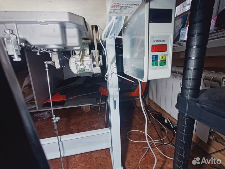 Промышленная швейная машина с шагающей лапкой