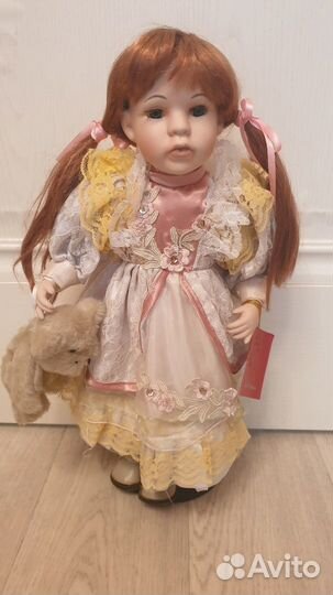 Кукла фарфоровая