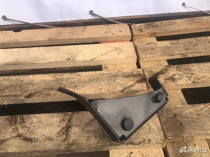 2071424 Кронштейн верхнего спойлера правый Scania