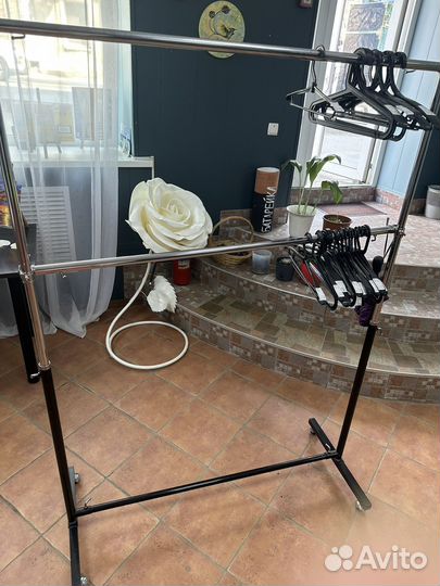 Вешалка напольная на колесах