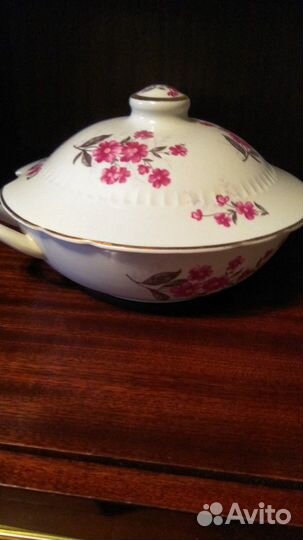 Блюдо с крышкой из фарфора (блинница)