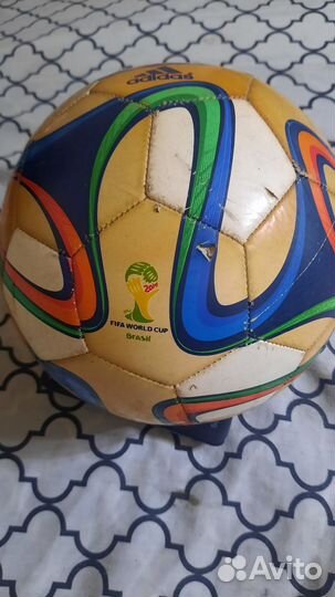 Футбольный мяч adidas brazuca