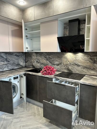 Угловая кухня под потолок на заказ