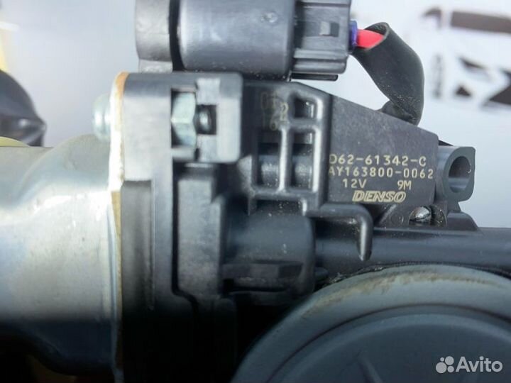 Замок крышки багажника задний Toyota Highlander 2