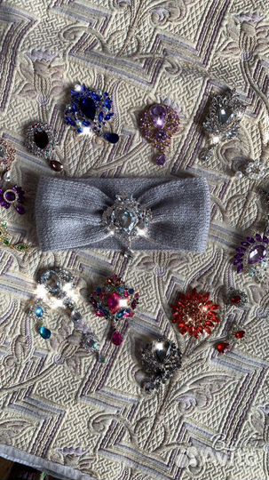 Повязочка с брошью роскошь весенняя вязаная