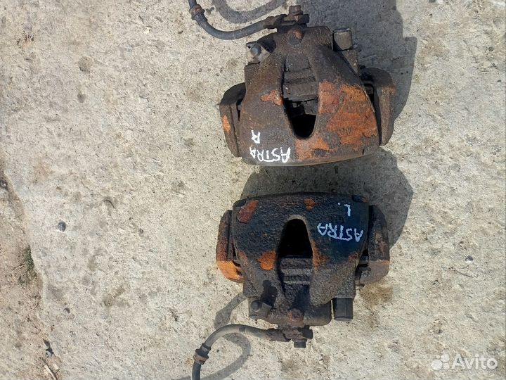 Тормозной суппорт передний Opel Astra H