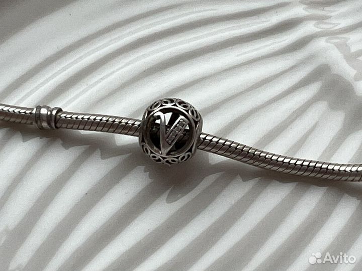 Шарм Pandora буква V оригинал