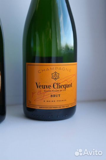 Бутылки Veuve Clicquot и Jacquart