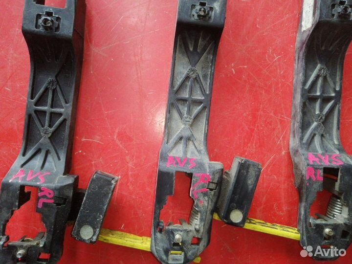 Кронштейн ручки двери задний левый Toyota Avensis